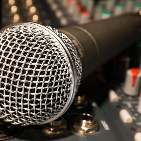 Mejora tu Experiencia Musical: Los Accesorios de Sonido que Hacen la Diferencia microfono cables accesorios audio profesional surturadio