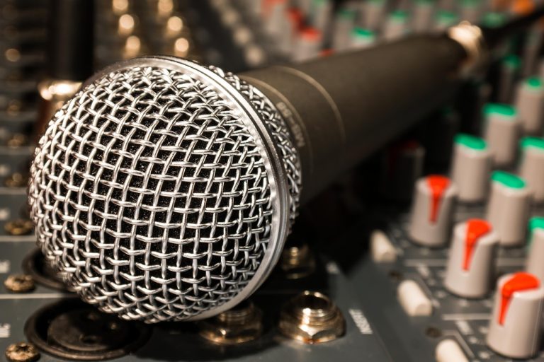 Mejora tu Experiencia Musical: Los Accesorios de Sonido que Hacen la Diferencia microfono cables accesorios audio profesional surturadio